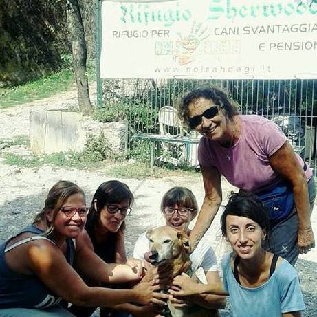 Volontari Noirandagi ODV Foto di gruppo di volontarie con un cane al centro