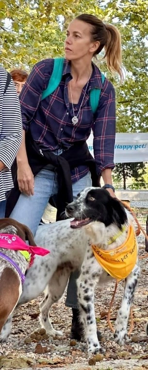 Il volontariato 6 Volontario con cane in braccio