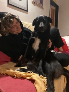 Lea coccole sul divano 2