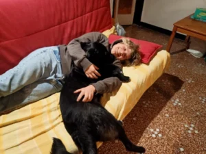 Lea coccole sul divano